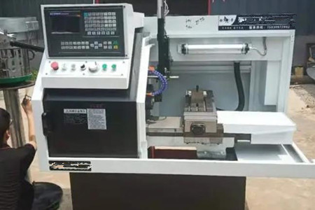 珩磨機磨合期需要注意哪些？這六點要記?。?/></p><p>　　<strong>三、在珩磨機磨合期，需要特別關注以下事項：</strong></p><p>　　1、潤滑和冷卻系統(tǒng)：確保潤滑和冷卻系統(tǒng)正常工作。檢查油液或潤滑脂的供應是否充足，冷卻系統(tǒng)是否有效，以防止過熱和磨損。</p><p>　　2、運行時間和負載：在磨合期間，避免過長時間的高負載運行。逐漸增加設備的運行時間和負載，以允許各個部件適應并減少磨損。</p><p>　　3、監(jiān)控振動和噪音：定期檢查設備的振動和噪音水平。異常的振動或噪音可能是部件未適應或存在問題的跡象。</p><p>　　4、定期維護：在磨合期間，定期進行設備的基本維護，包括清潔、潤滑和緊固螺栓。確保設備處于較佳運行狀態(tài)。</p><p>　　5、注意溫度：監(jiān)控設備的溫度，確保不會過熱。如果設備運行溫度過高，可能需要調整潤滑和冷卻系統(tǒng)。</p><p>　　6、記錄運行數(shù)據(jù)：記錄設備的運行數(shù)據(jù)，包括運行時間、負載、溫度、振動和噪音水平。這些數(shù)據(jù)可以用于后續(xù)的維護和故障排除。</p><p style=